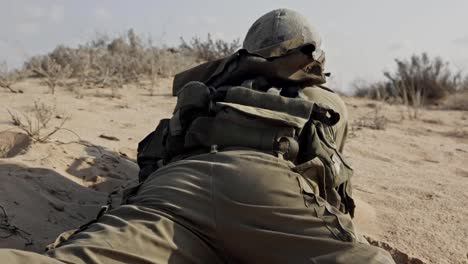 Israeli-soldier-running-and-taking-cover-during-combat