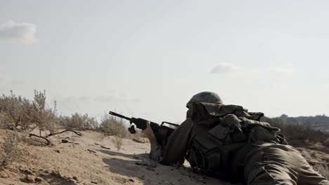 Israeli-soldier-running-and-taking-cover-during-combat