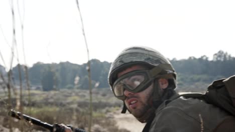 Israeli-soldier-running-and-taking-cover-during-combat