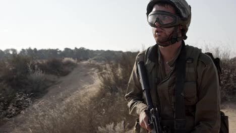 Israeli-soldier-running-and-taking-cover-during-combat