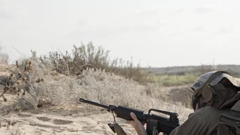 Israeli-soldier-running-and-taking-cover-during-combat