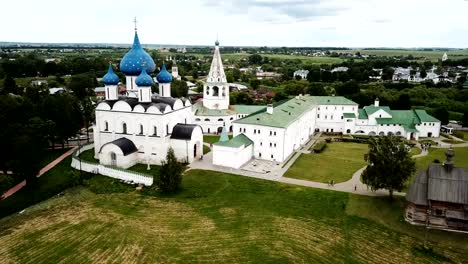 vista-de-la-Catedral-de-la-Natividad-de-la-Virgen-en-Suzdal-Kremlin