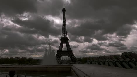 Agua-y-el-perfil-de-la-Torre-Eiffel,-París,-Francia