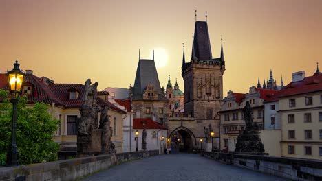 Praga-de-noche,-un-paseo-por-el-puente-de-Carlos.