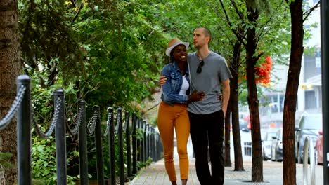 Couple-walking-together-in-the-city-4k