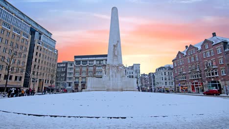 Monument-auf-dem-Dam-in-Amsterdam-Niederlande-im-Winter-bei-Sonnenuntergang,-Winter-2018