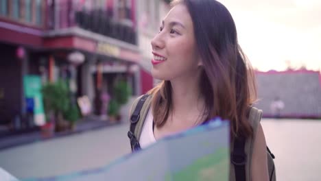 Alegre-hermosa-joven-asiático-para-mochileros-mujer-dirección-y-mirando-el-mapa-de-ubicación-mientras-viaja-a-Chinatown-en-Beijing,-China.-Estilo-de-vida-mochila-concepto-de-vacaciones-de-viajes-turísticos.