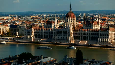 Parlamento-y-puente-de-las-cadenas,-Budapest,-Hungría