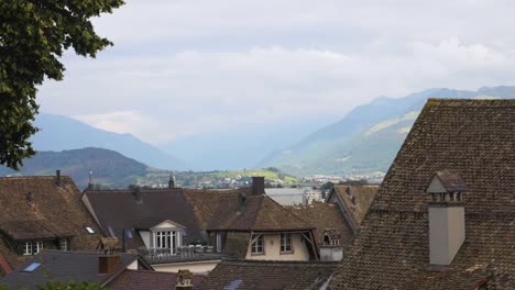 Rapperswil-Schweiz-Dächer-und-bergige-Landschaft