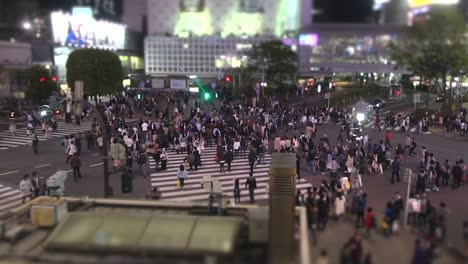 Personas-de-la-cámara-lenta-en-el-cruce-de-Shibuya-en-Tokio,-Japón-de-noche