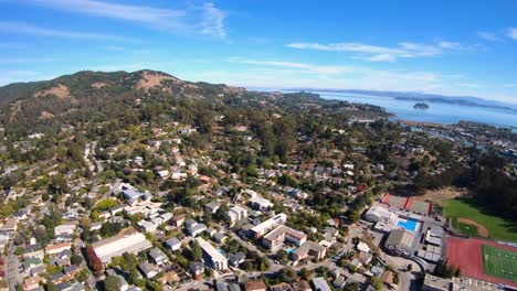 San-Rafael-California-vista-aérea-del-centro-de-la-ciudad-de-helicóptero