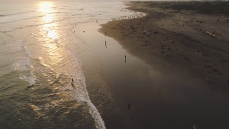 Sandstrand-in-der-Nähe-des-Ozeans-Yogyakarta