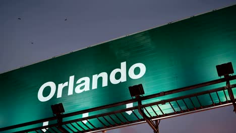 Airplane-Landing-Orlando-during-a-wonderful-sunrise