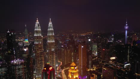 Nacht-beleuchtet-Kuala-Lumpur-City-Innenstadt-Antenne-Panorama-4k-Malaysia