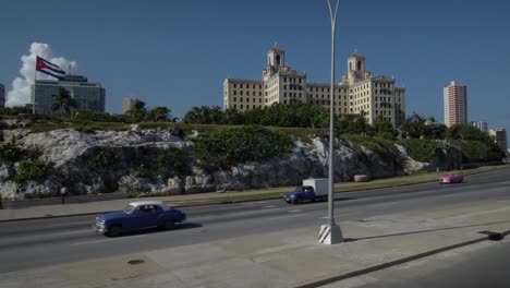 señal-de-Cuba-y-hotel-en-malecon-calle-Habana-Vieja,-Cuba