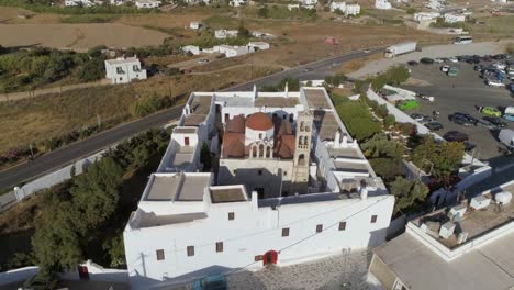 Luftaufnahme-von-Agios-Nikolaos-Kirche-in-Spetses-direkt-an-einer-Straße,-Griechenland.