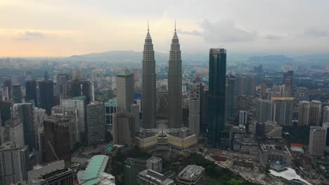 Sunset-Sky-Kuala-Lumpur-centro-aéreo-panorama-timelapse-4k-Malasia