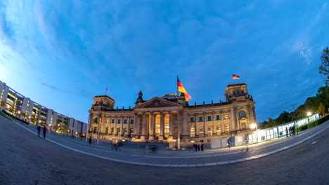 Berlin-Deutschland-Zeitraffer-4K,-Stadt-Skyline-von-Tag-zu-Nacht-Zeitraffer-im-deutschen-Parlament-Reichstagsgebäude