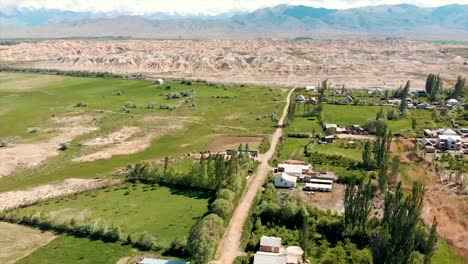 Bunten-roten-Felsformationen-des-Canyon-Skazka-(Märchen).-Issyk-Kul-See-Kirgisistan