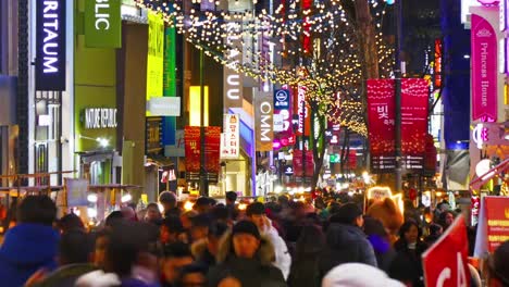 Mercado-de-Myeong-dong-es-el-lugar-popular-para-ir-de-compras-y-encontrar-algo-de-comer-con-un-montón-de-gente