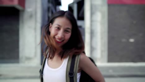 Asiatischen-Backpacker-Frau-glücklich-Reisen-in-Peking,-China,-fröhlich-schöne-junge-Teenager-Blogger-weiblich-zu-Fuß-in-Chinatown.-Lebensstil-Rucksack-Tourist-Reisen-Urlaub-Konzept.