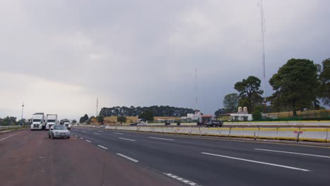 Autopista-150D-cerca-de-Puebla,-México.