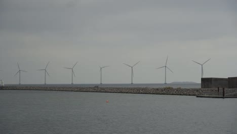 Das-Thema-ist-die-Nettostromerzeugung-und-der-Umweltschutz.-Eine-Reihe-von-Windblättern,-Windkraft-in-der-Ostsee-in-Europa-Dänemark-Kopenhagen-im-Winter