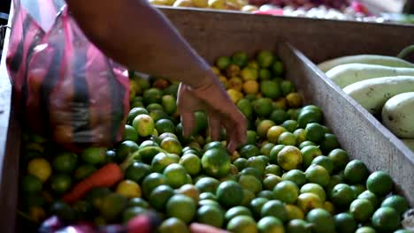 Fresh-green-lemon-limes-for-sale-at-vegetable-market