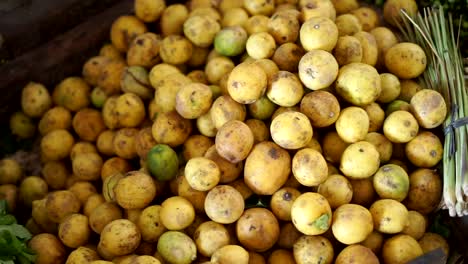 Frische-gelbe-Zitronenkliben-zum-Verkauf-auf-Gemüsemarkt