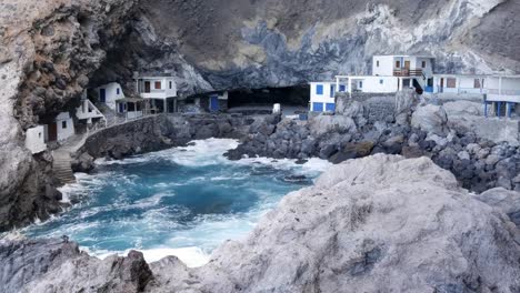 Cueva-pirata-Poris-de-Candelaria,-una-atracción-turística-escondida-cerca-de-Tijarafe