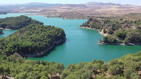 Vista-aérea-del-embalse-y-presa-de-Gaitanejo-cerca-del-Royal-El-Chorro-Royal-Trail.-España