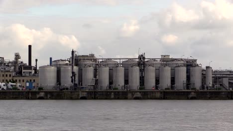 Fabrik-im-Hafen-von-Hamburg-an-der-Elbe