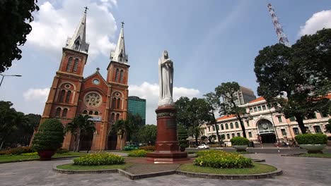 Basílica-de-Notre-Dame-de-Saigón-y-oficina-de-correos,-el-centro-de-la-Ciudad-de-Ho-Chi-Minh-City,-Vietnam