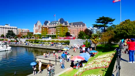 Belleville-Street-Victoria-BC,-Tourists-in-Summer