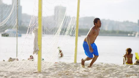 Brasilianischen-Mann-versucht,-um-einen-Fußball-Ziel.