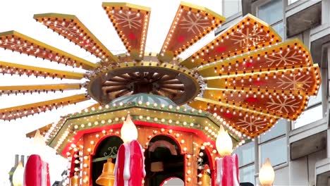 Spinning-Weihnachten-Lichter-Pull-Fokus-auf-deutscher-Weihnachtsmarktstand-in