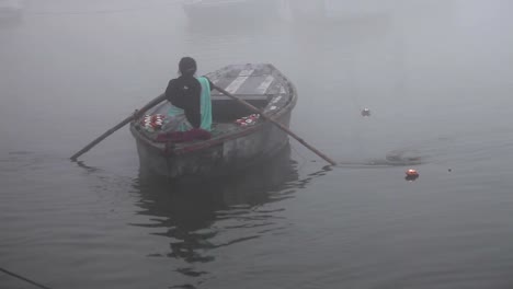 Woman-Paddling-Boat-along-the-Ganges:-Varanasi,-India