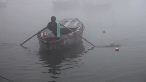 Mujer-en-barco-por-el-Ganges-de-flotación:-Varanasí,-India