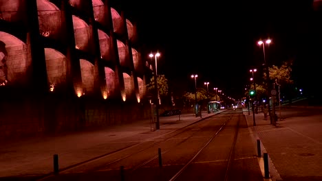 Histórica-iglesia-de-la-arquitectura-con-estilo-mediterráneo-en-la-noche-con-luz-en-Porto