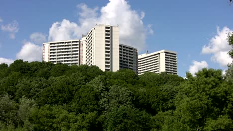 Apartamentos-Blanco-sobre-verde-de-una-colina.