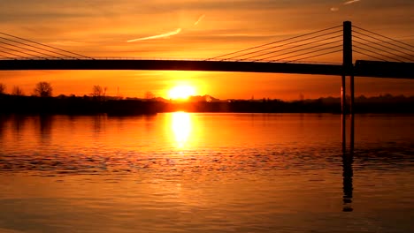 Sunrise-línea-del-tren-sobre-el-río-Fraser