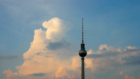 Nubes-oscuras-sobre-televisiontower-Alexanderplatz