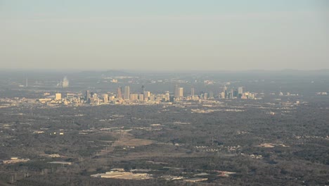 El-centro-de-la-ciudad-de-Atlanta,-en-la-distancia