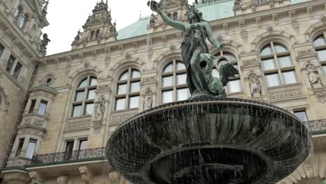 Brunnen-in-der-Nähe-von-Rathaus-in-Hamburg