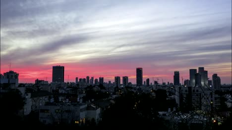 Tel-Aviv-skyline-der-Stadt-Zeitraffer-orange-Sonnenuntergang-in-die-Nacht