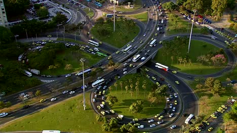 Tráfico-en-autopista-en-la-intersección,-Rio-de-Janeiro,-Brasil