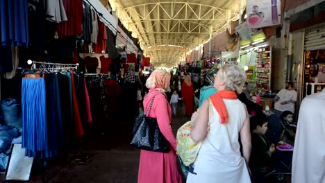 People-in-Souk-El-Had,-the-biggest-bazar-in-Agadir