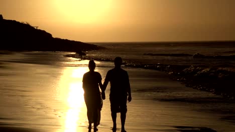 Pareja-romántica-a-lo-largo-de-la-playa-en-silueta-de-Ciudad-del-Cabo,-Sudáfrica