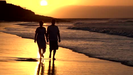 Paar-Genießen-Sie-einen-romantischen-Spaziergang-am-Strand-auf-silhouette,-Kapstadt,-Südafrika