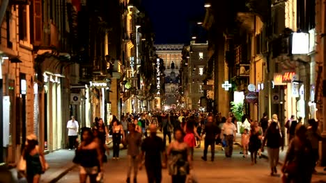 Turistas-caminando-por-la-calle-de-Roma